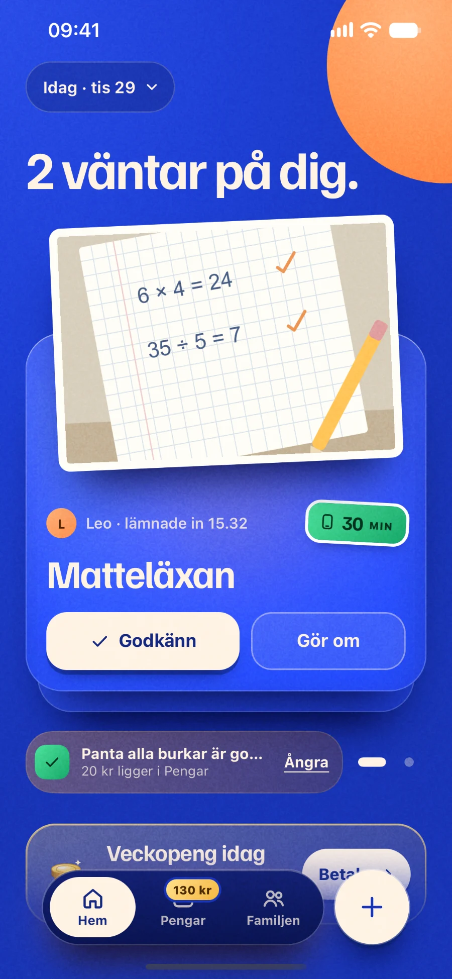 Mammas Hem på iPhone: Leo har lämnat in Matteläxan, med knapparna Godkänn och Gör om.
